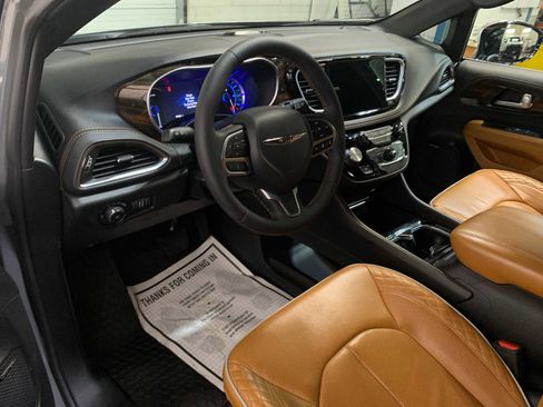 Used 2023 Chrysler Pacifica Pinnacle image 11
