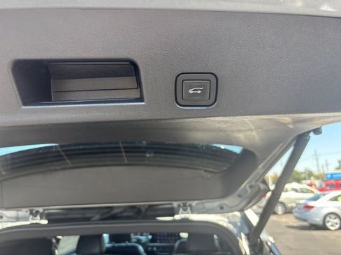 Used 2025 Chevrolet Traverse LT FWD image 9