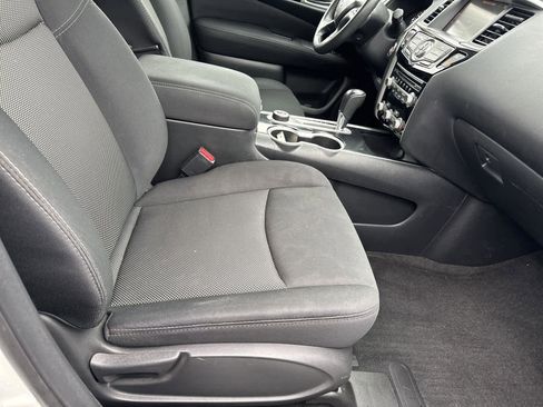 Used 2017 Nissan Pathfinder SV image 18