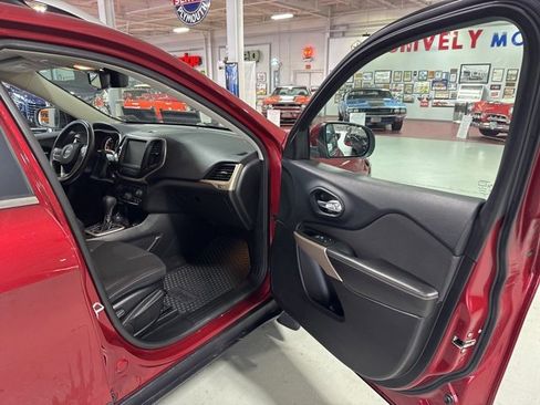 Used 2017 Jeep Cherokee Latitude w/ Comfort/Convenience Group image 40