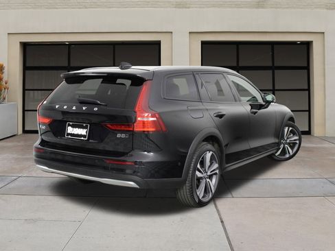 Certified 2025 Volvo V60 B5 Cross Country Plus image 4