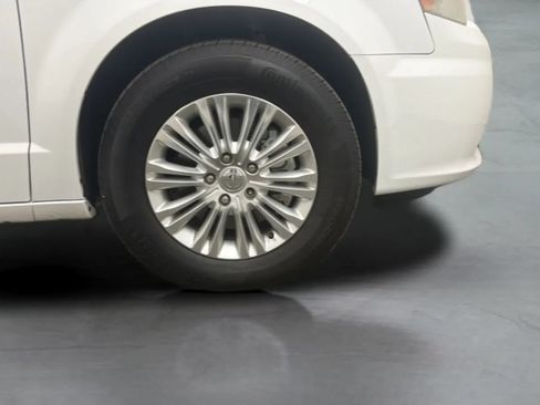 Used 2016 Chrysler Town & Country Limited FWD image 26