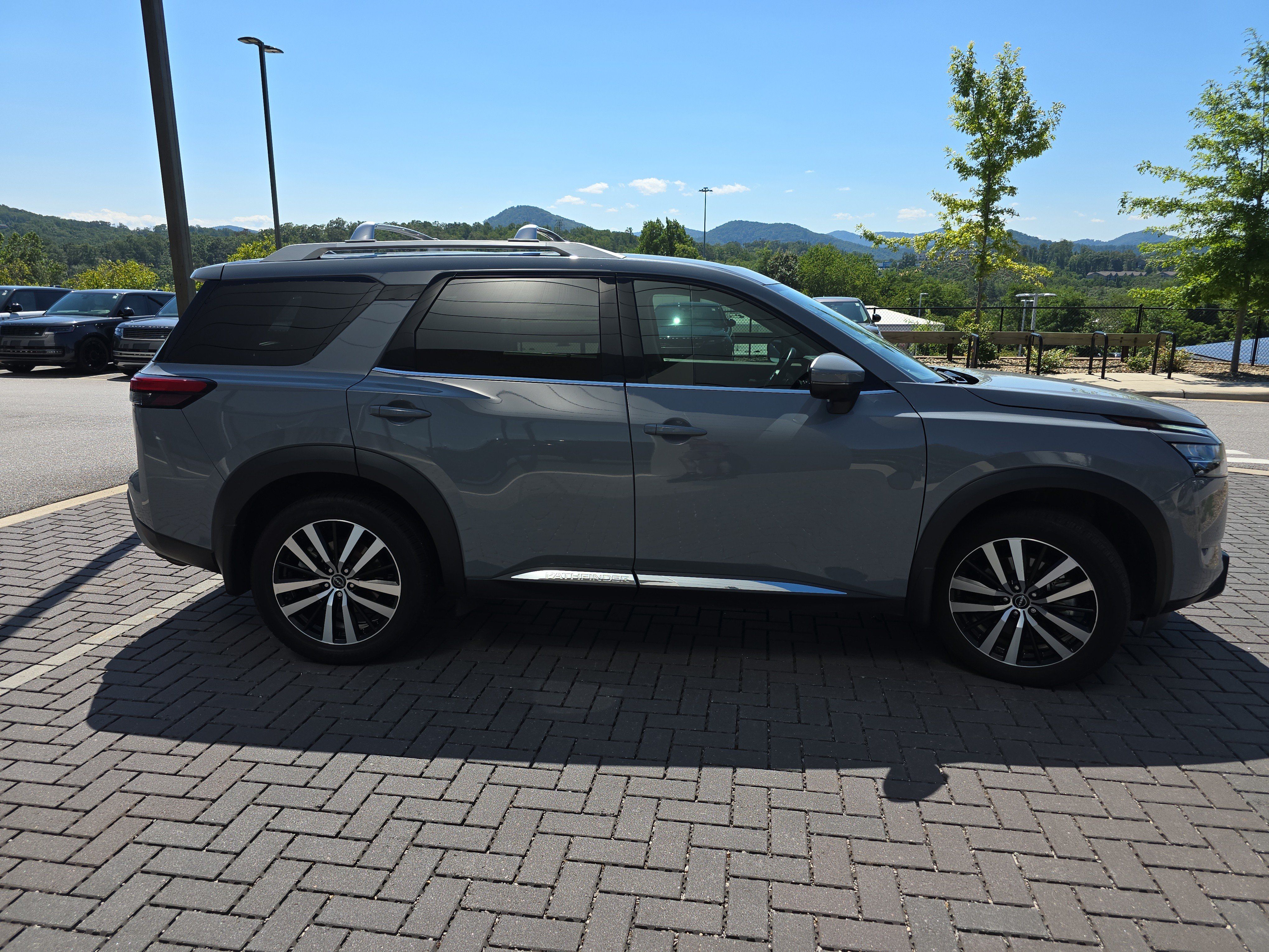 Used 2024 Nissan Pathfinder Platinum w/ Cargo Package AWD/4WD image 4