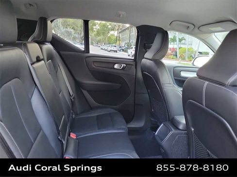 Used 2020 Volvo XC40 T4 Momentum image 13