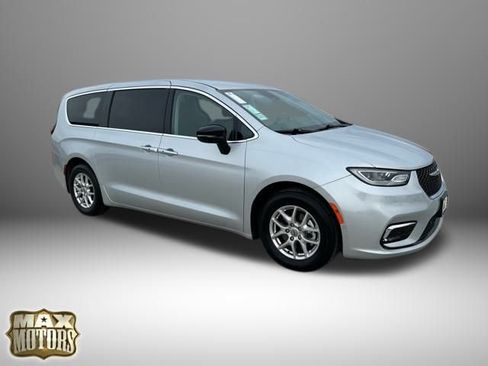 Used 2024 Chrysler Pacifica Touring-L image 12