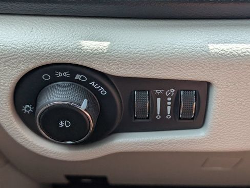 Used 2023 Chrysler Pacifica Touring-L FWD image 13