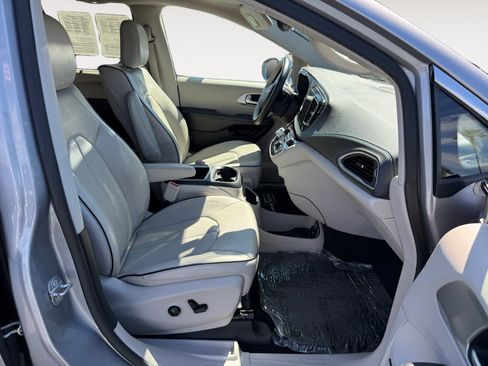 Used 2018 Chrysler Pacifica Limited w/ Advanced Safetytec Group FWD image 19