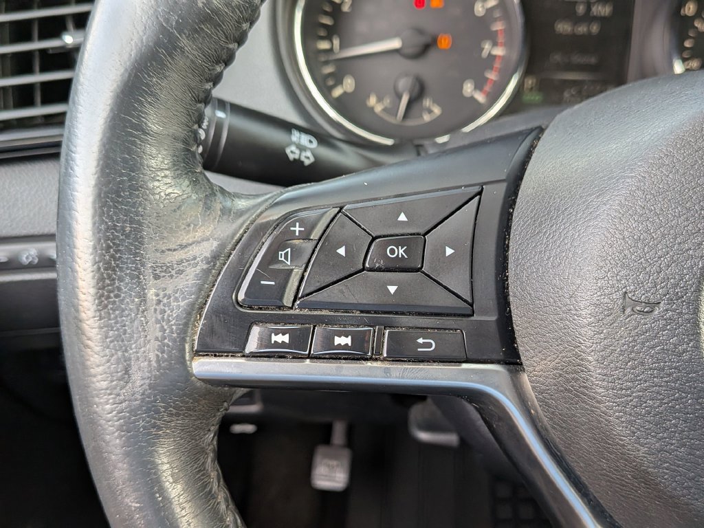 Used 2017 Nissan Rogue SV AWD/4WD image 22