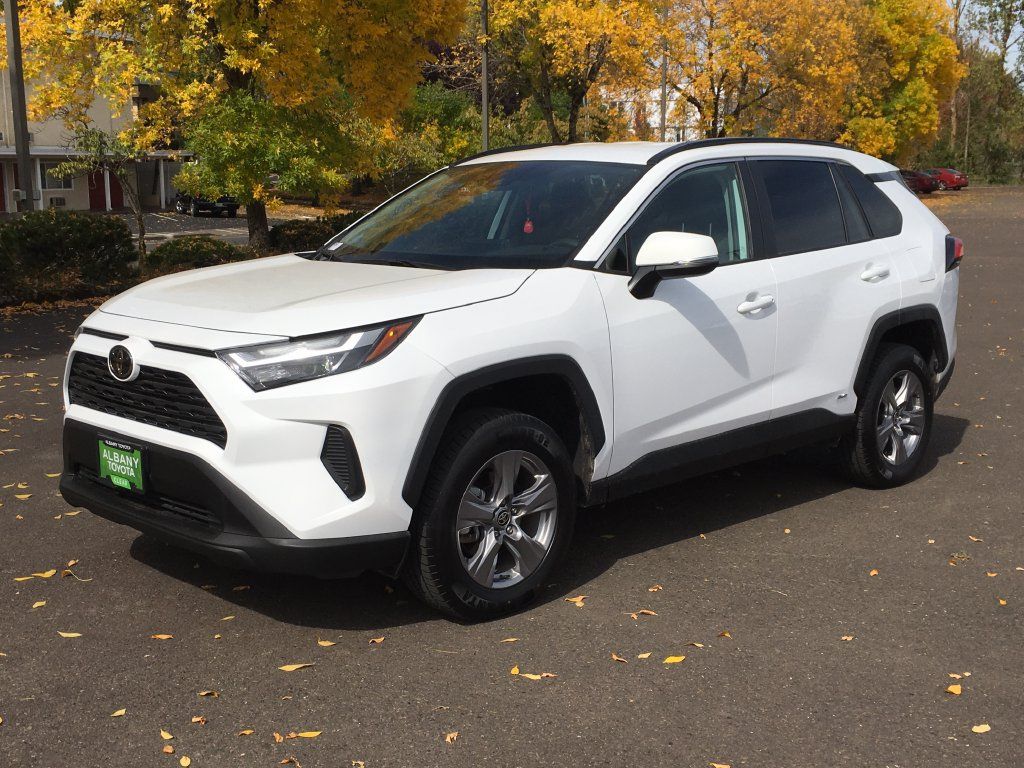 Used 2025 Toyota RAV4 XLE AWD/4WD image 12
