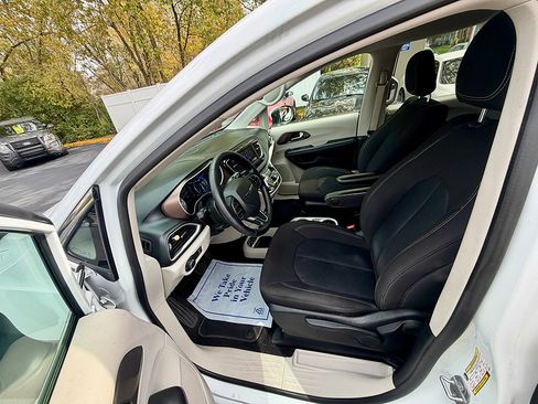 Used 2020 Chrysler Voyager L FWD image 9