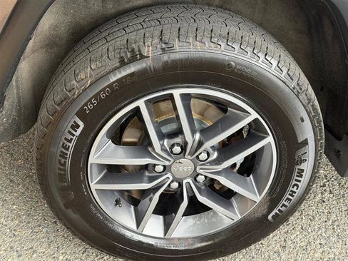 Used 2017 Jeep Grand Cherokee Limited AWD/4WD image 18