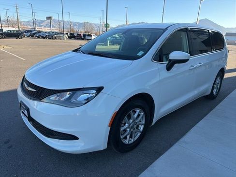 Used 2022 Chrysler Voyager LX image 3