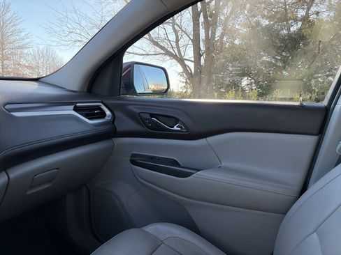 Used 2017 GMC Acadia SLT w/ LPO, Cargo Package image 32