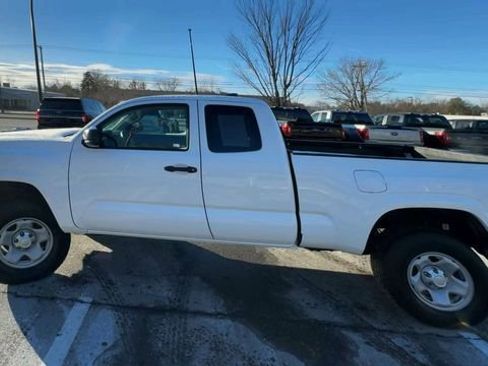 Used 2019 Toyota Tacoma SR image 5