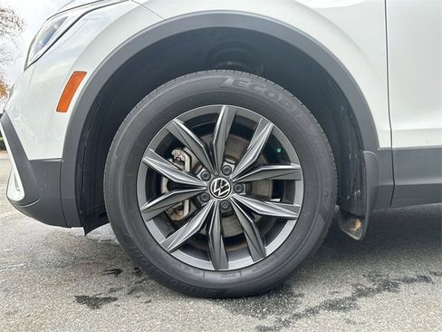 Used 2022 Volkswagen Tiguan SE image 11