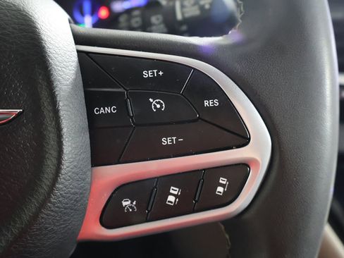 Used 2023 Chrysler Pacifica Touring-L FWD image 39
