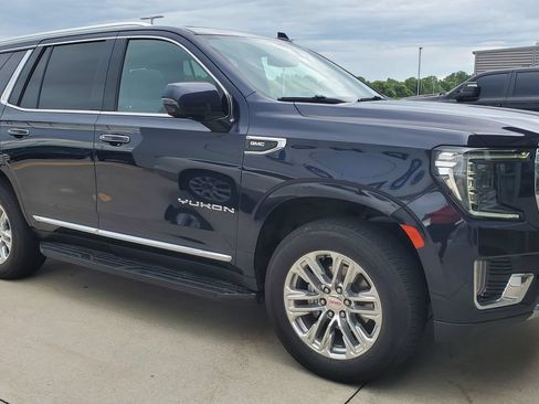 Used 2022 GMC Yukon SLT w/ SLT Luxury Package AWD/4WD image 2