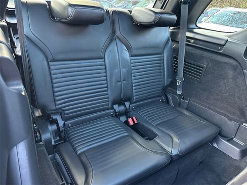 Used 2023 Land Rover Discovery Metropolitan Edition image 15