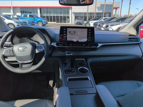 Used 2021 Toyota Sienna XLE image 12