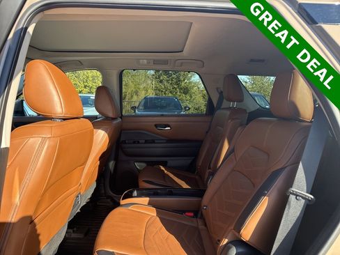 Used 2023 Nissan Pathfinder Platinum image 17
