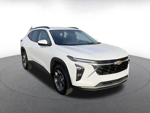 Used 2025 Chevrolet Trax LT image 3