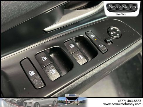 Used 2025 Hyundai Elantra Limited FWD image 19