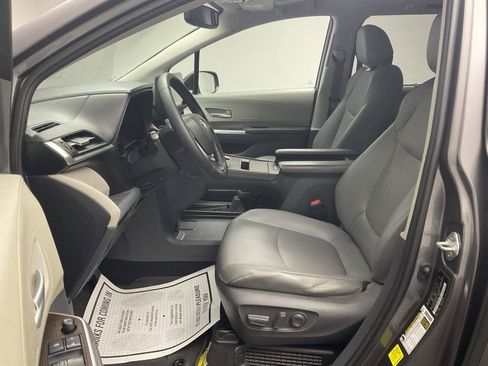 Used 2021 Toyota Sienna XLE FWD image 12