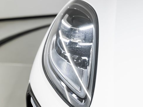 Certified 2023 Porsche Macan image 13