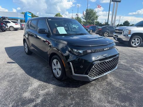 Used 2024 Kia Soul EX w/ Option Group 015 FWD image 2