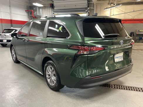 Certified 2022 Toyota Sienna XLE image 8