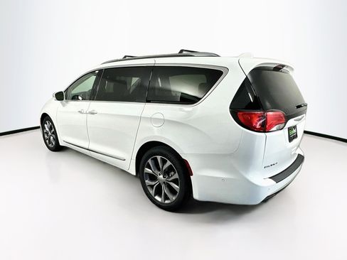 Used 2020 Chrysler Pacifica Limited w/ Tire & Wheel Group FWD image 5