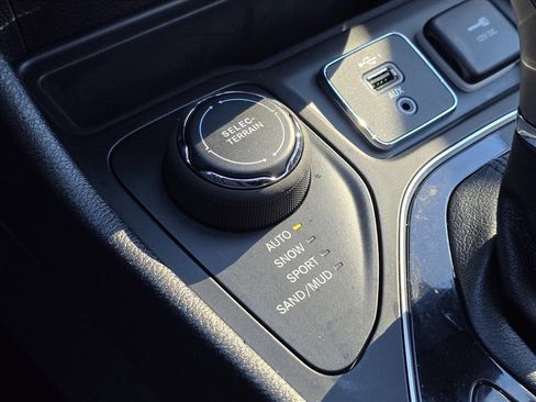 Used 2023 Jeep Cherokee Altitude Lux w/ Lux Elite Package image 22