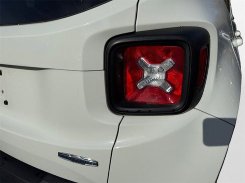 Used 2022 Jeep Renegade Latitude w/ Convenience Group image 17