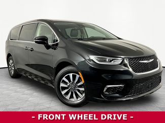 Used 2022 Chrysler Pacifica Touring-L w/ Uconnect Theater Family Group FWD video 3
