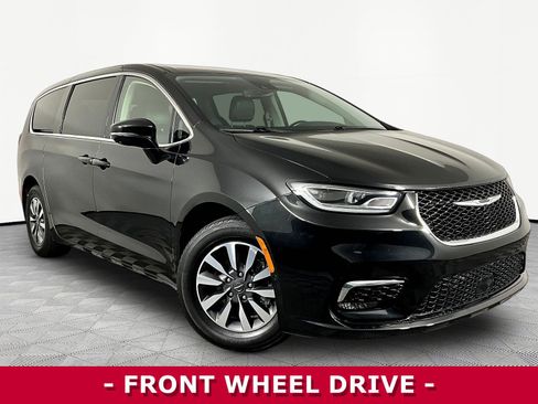 Used 2022 Chrysler Pacifica Touring-L w/ Uconnect Theater Family Group FWD image 3