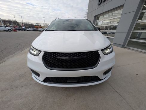 New 2026 Chrysler Pacifica Limited image 8