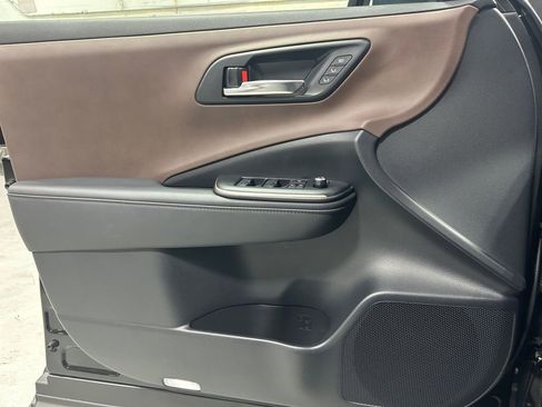 Used 2023 Toyota Crown Limited image 23