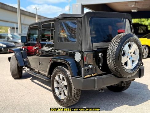 Used 2017 Jeep Wrangler Unlimited Rubicon w/ Connectivity Group AWD/4WD image 3