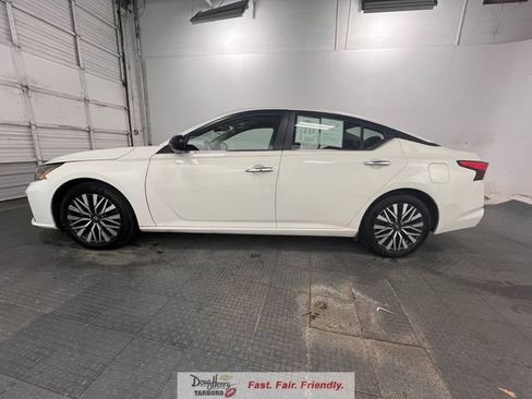 Used 2025 Nissan Altima 2.5 SV FWD image 6