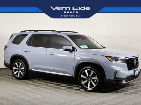 Used 2025 Honda Pilot Touring image 1