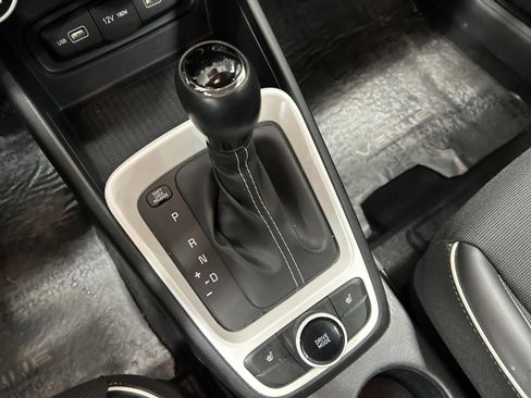 Used 2022 Hyundai Venue Limited image 23