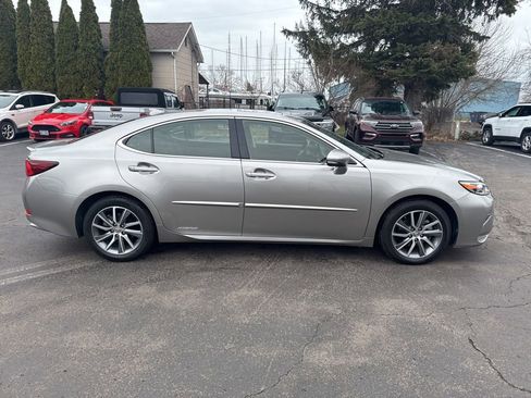 Used 2016 Lexus ES 300h w/ Luxury Package w/Wood Trim image 2