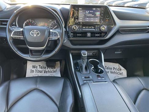 Used 2022 Toyota Highlander XLE image 15