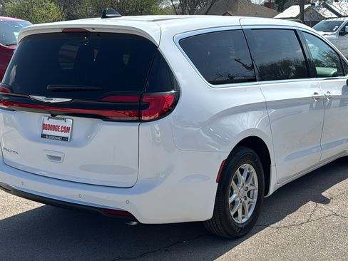 New 2026 Chrysler Pacifica Select image 5