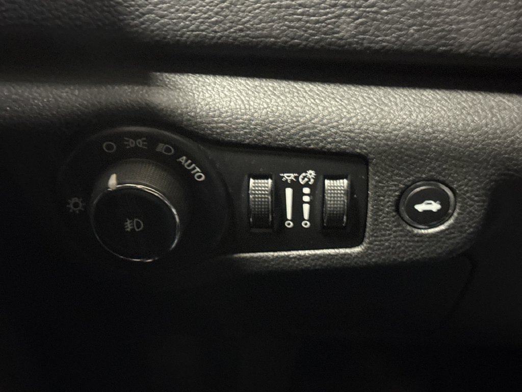 Used 2015 Chrysler 200 S FWD image 17
