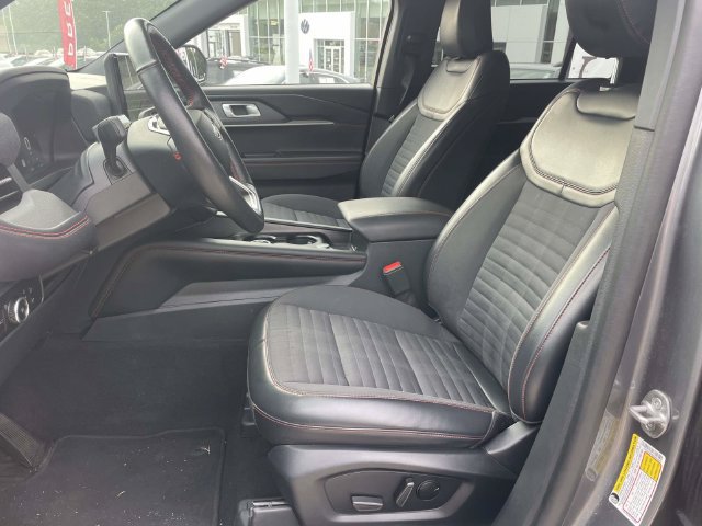 Used 2025 Ford Explorer ST-Line w/ ST-Line Street Pack AWD/4WD image 18