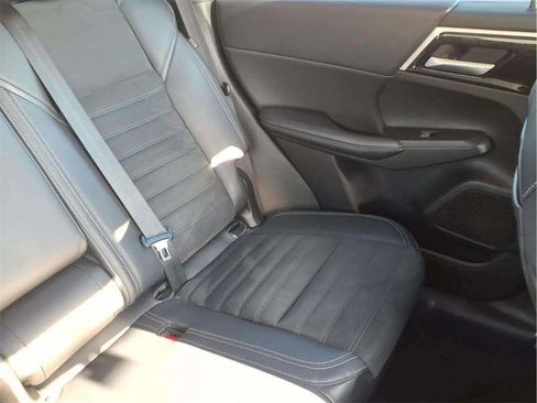 Used 2023 Mitsubishi Outlander SE image 19