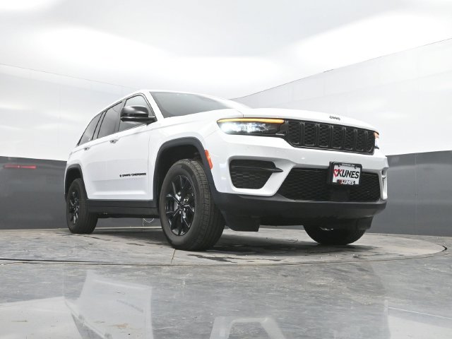 Used 2025 Jeep Grand Cherokee Altitude AWD/4WD image 47