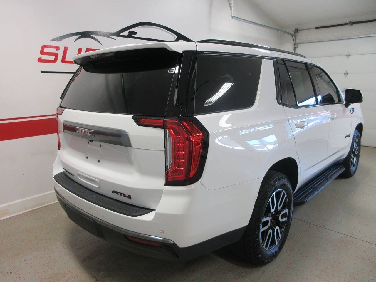 Used 2024 GMC Yukon AT4 w/ Technology Package AWD/4WD image 14