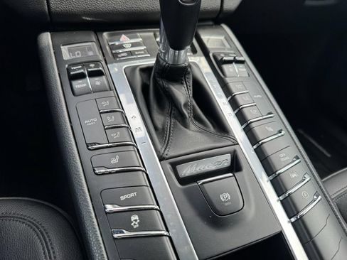 Used 2018 Porsche Macan AWD/4WD image 17